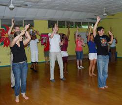 Freiwillige lernen Reggae Dance Freiwillige lernen Reggae Dance