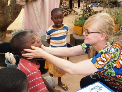 Cilia undersøger for hævede lymfeknuder Frivillig arbejder med medicin i Togo