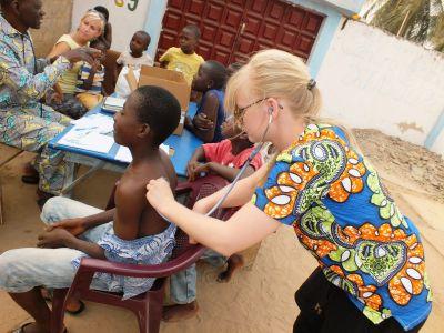 Dansk frivillig på medicinsk outreach Cilia undersøger lokale i Togo