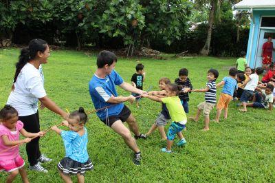 Der leges på Samoa Frivillige leger med lokale børn i Samoa