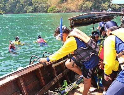 タイでシュノーケリングを楽しむ現地の子供たち タイの子供たちにシュノーケリングを教える環境保護ボランティアたち