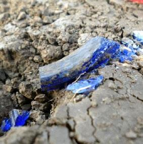 Ein blaues Glasarmband aus der Zeit der Daker rumanien-archaologie-armband