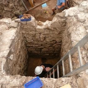 Hier sieht man, wie tief es manchmal gehen kann... (hier 3 Meter, aber wir hatten an manchen Stellen auch 5) rumanien-archaologie-grabung