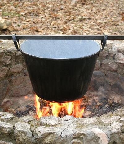 Unser abendliches Kochen über dem Feuer rumanien-archaologie-kochen
