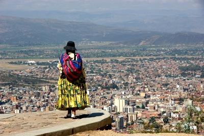 Eine Cholita, im Hintergrund Cochabamba bolivien-journalismus-frau
