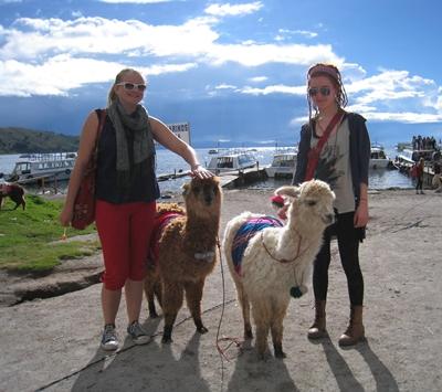 Eine Freundin und ich mit Lamas bolivien-journalismus-lamas