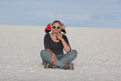 Salar du Uyuni, 2 Freundinnen stellen Engelchen und Teufelchen dar bolivien-journalismus-salzsee