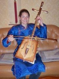 Ich spiele auf der mongolischen Pferdekopfgeige im traditionellen Deel mongolei-menschenrechte-freiwillige