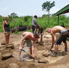 Beim Mörtel mixen ghana-hausbau-arbeit