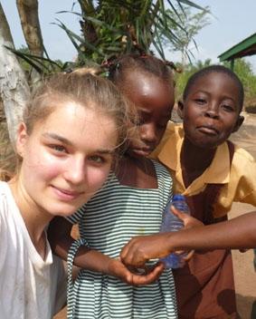 Gruppenphoto mit den Kleinen in der Pause ghana-hausbau-kinder