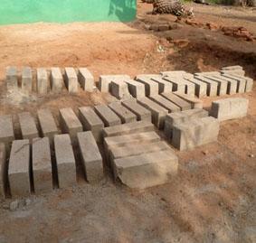 Ziegel trocknen in der Sonne ghana-hausbau-ziegel