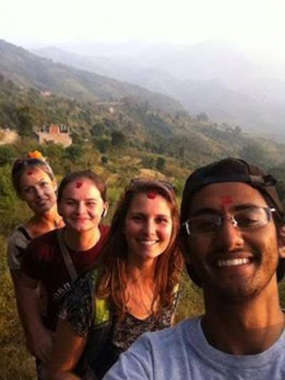 Agnete og andre frivillige med traditionel ansigtsmaling Agnete og andre frivillige med traditionel ansigtsmaling i Nepal