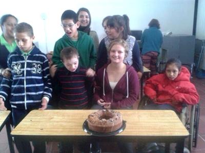 Amanda på arbejde på sit humanitære projekt Frivillig arbejder med handicappede på mexicansk skole