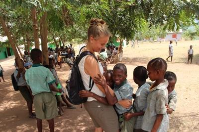 Ann-Sophie med glade børn i Ghana Ann-Sophie med glade børn på undervisningsprojekt i Ghana