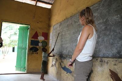 Ann-Sophie og elev i klasseværelse i Ghana Ann-Sophie og elev i klasseværelse fra undervisningsprojekt i Ghana
