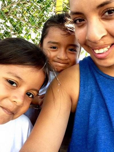Carolina og lokale børn i Ecuador Frivillig på humanitært projekt på Galapagos