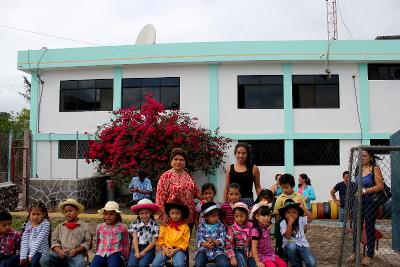 Frivillig i børnehave i Ecuador Carolina på sit humanitære projekt på Galapagos