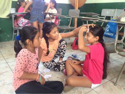 Børn leger på skole i Ecuador Frivilligt arbejde med undervisning i Ecuador