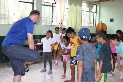 Dansk far leger med skolebørn i Ecuador Mandlig frivillig underviser i Ecuador