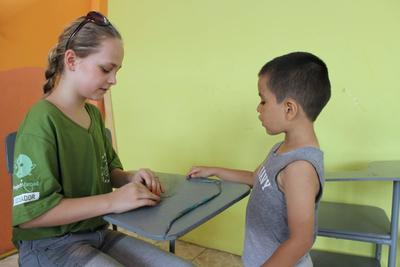 Dansk pige leger med lokal dreng i Ecuador Frivilligt arbejde i Ecuador