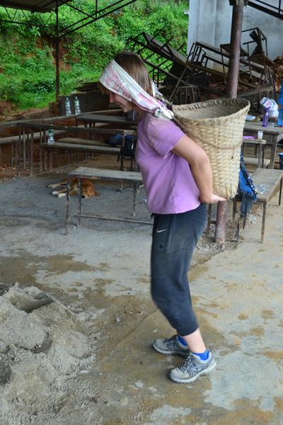 Josephine hjælper med at genopbygge en skole Genopbygningsprojekt i Nepal