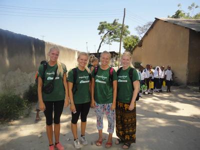 Karoline sammen med andre frivillige Frivillige i Tanzania