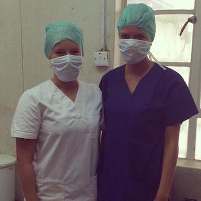 Karoline arbejdede sammen med sin veninde på et medicinsk projekt Sabbatår i Afrika