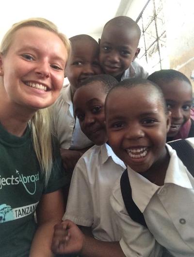Karoline og skolebørn i Tanzania Store smil i Afrika