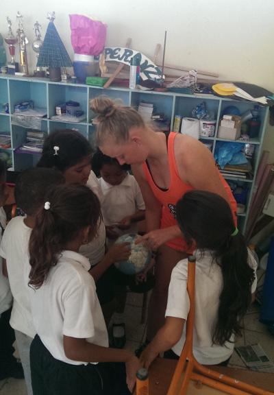 Katrine med lokale skolepiger på Galapagos Frivillig på undervisningsprojekt i Ecuador