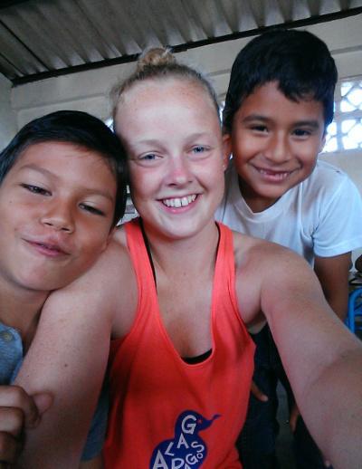 Katrine og skoledrenge på Galapagos Selfie fra Ecuador