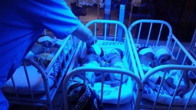 Nyfødte bayer i Tanzania Lea passede de nyfødte børn på hospitalet