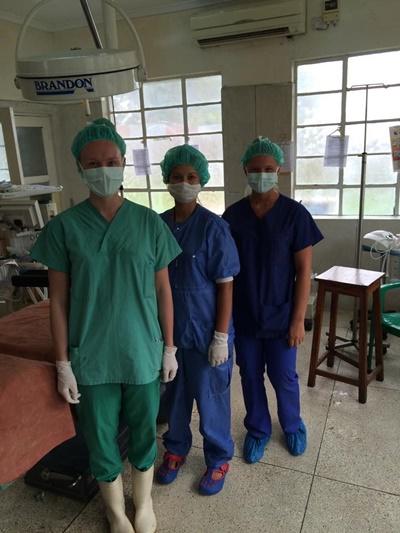 Lea arbejdede sammen med lokale læger og sygeplejersker Frivillige på arbejd epå hospital i Tanzania