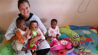 Lea arbejedede også på et børnehjem for babyer Frivillig på Cradle of Love