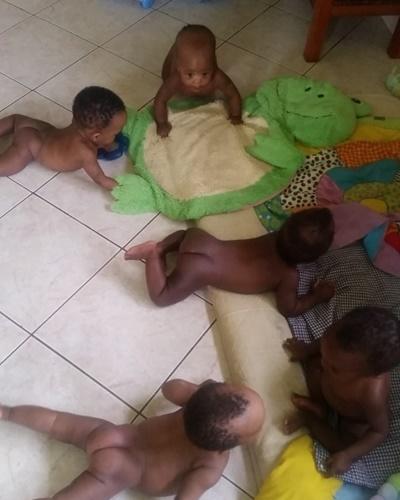 Legetid i Tanzania Lea passede babyer i Dar es Salaam