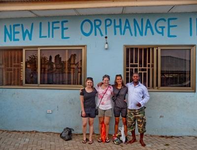Leah samler erfaring i Ghana Leah Hamburg
