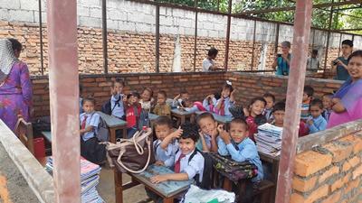 Skolebørn i Nepal undervises i midlertidigt klasseværelse Julie hjalp til med undervisning på genopbygningsprojektet i Nepal