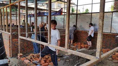 Lokale og frivillige i gang med genopbygning i Nepal Vi genopbygger lokale skoler i Kathmandu