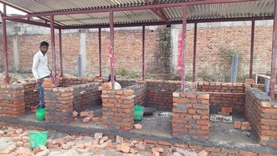 Frivillige samarbejder med lokale indbyggere på genopbygningsprojektet i Nepal. Genopbygning i Nepal