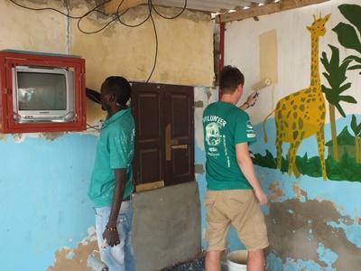 Mathias og lokal medarbejder på byggeprojekt Frivillig renoverer børnehave i Senegal