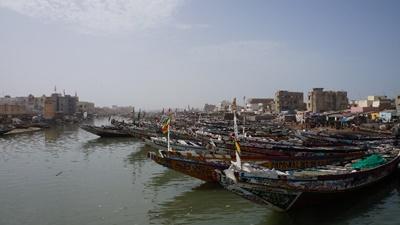 Udsigt over havn i Senegal Lokale fiskerbåde i Senegal