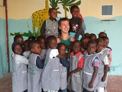 Mathias sammen med lokale børn i Senegal Dansk frivillig i børnehave i Senegal