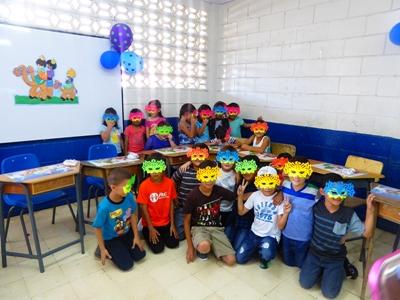 Børnene i Saras klasse i Costa Rica Børn med masker i Costa Rica