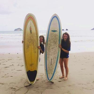 Sara og veninde klar til at surfe Frivillige på surftur