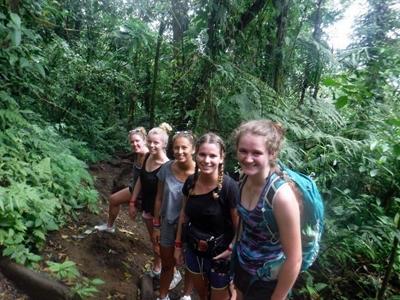 Frivillige på jungletrekking Sara på vandretur med i Costa Ricas jungle