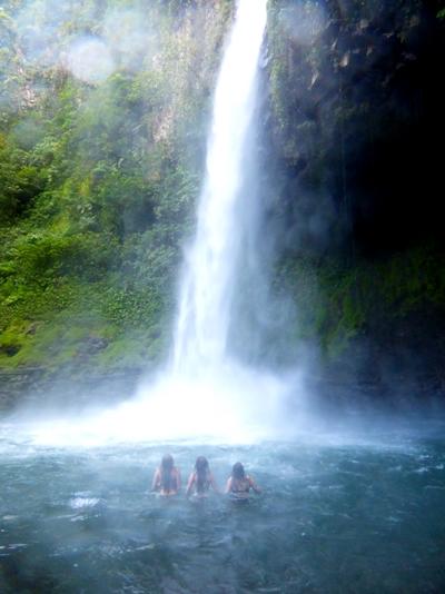 Frivillige bader ved vandfald i Costa Rica Sara på badetur ved vandfald i Costa Rica