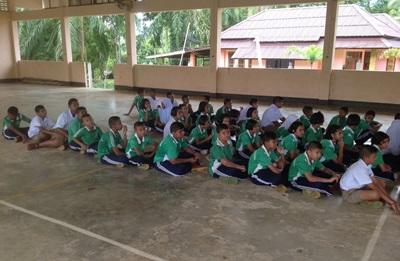 Lokale børn lærer om naturbevaring i Thailand Lokale skolebørn undervises i naturbeskyttelse i Thailand