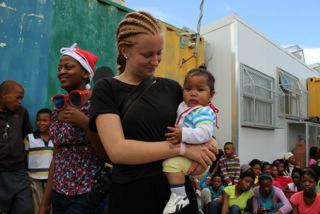 Stine på et humanitært projekt Frivillig med lokalt barn i Cape Twon