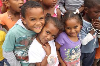 Lokale børn på et humanitært projekt Lokale børn i Sydafrika