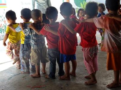 Barneleg i Cambodja Børn på række på humanitært projekt