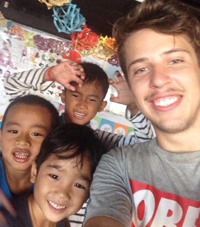 Selfie af Troels og børn i Cambodja Glade børn i Cambodja